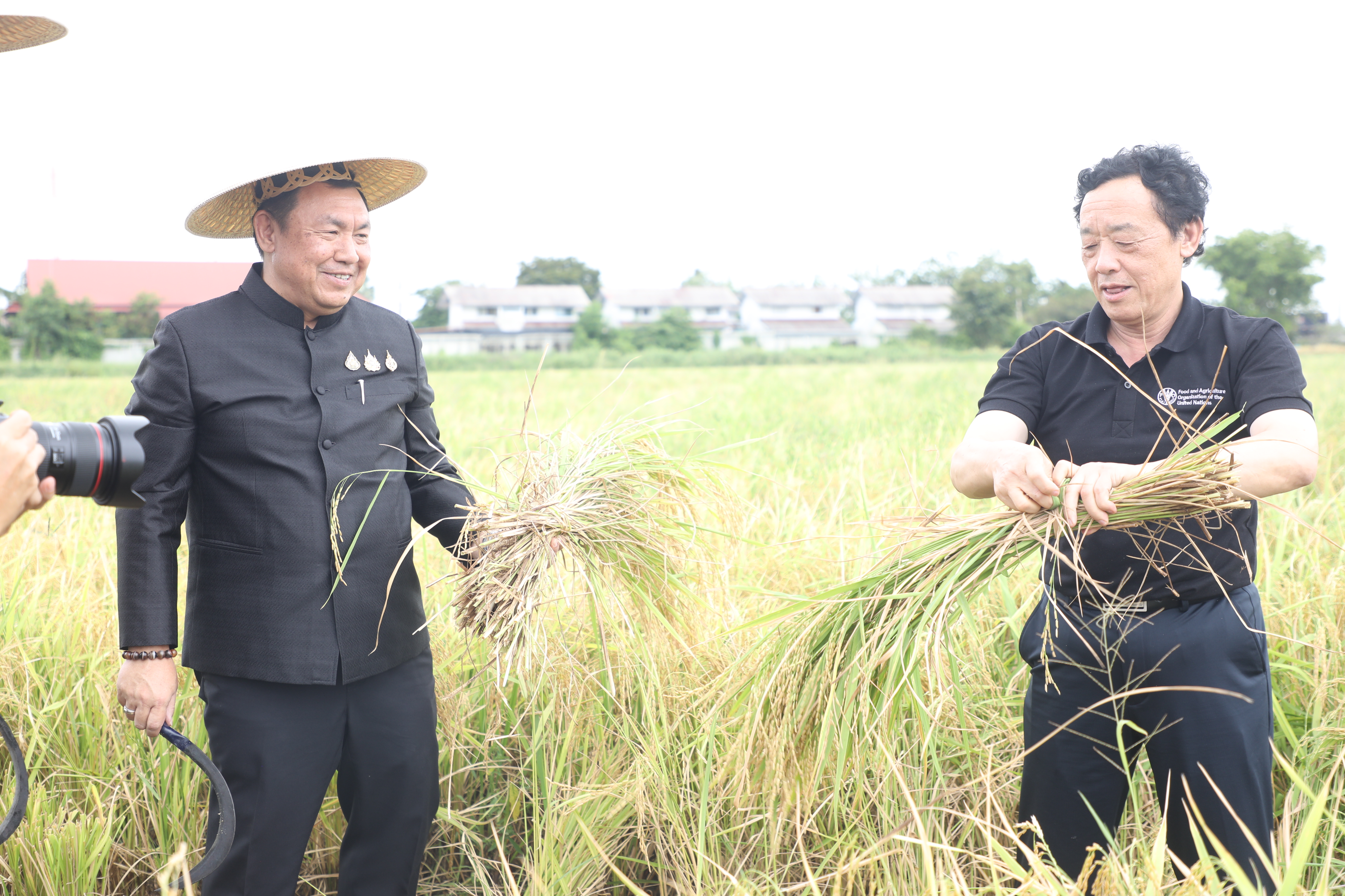 title - ส.ป.ก. เปิดศูนย์ส่งเสริมและพัฒนาอาชีพเสริมนอกภาคเกษตร ต้อนรับผู้อำนวยการใหญ่ FAO แสดงผลงานด้านศิลปวัฒนธรรม